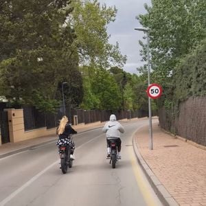 Virgínia Fonseca e Vini Jr. andaram de bicicleta juntos pelo condomínio do atleta, na Espanha