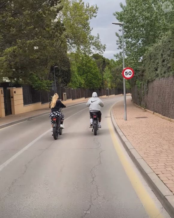 Virgínia Fonseca e Vini Jr. andaram de bicicleta juntos pelo condomínio do atleta, na Espanha