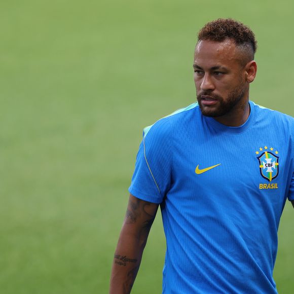 De acordo com a dermatologista, Neymar realiza lasers de última geração, incluindo os coreanos que deixam a pele com aspecto viçoso