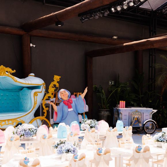 A festa da filha de Zezé Di Camargo e Graciele Lacerda contou com decoração luxuosa