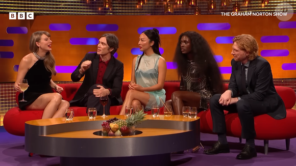 Revelação inusitada: Cillian Murphy explica que corte de Tommy Shelby 'ajudava a evitar infestação de piolhos' e deixa Taylor Swift, Greta Lee e Jodie Turner-Smith em choque durante entrevista