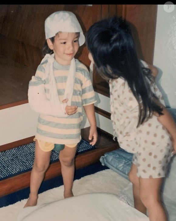 Sandy compartilha foto rara com Júnior na infância e o homenageia no aniversário