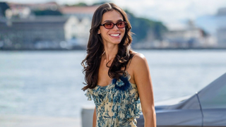 'Amor da Minha Vida' nem estreou a 2ª temporada e já é garantia de sucesso: série de Bruna Marquezine é renovada pelo Disney+; relembre looks icônicos da Bia com slip dress, camisa boyfriend e mais peças para você copiar