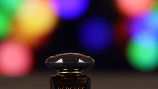 3 motivos para você comprar o perfume Crystal Noir, da Versace