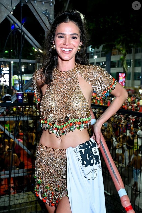 No Carnaval 2024, Bruna Marquezine optou por um look cheio de brilhos e aplicações.