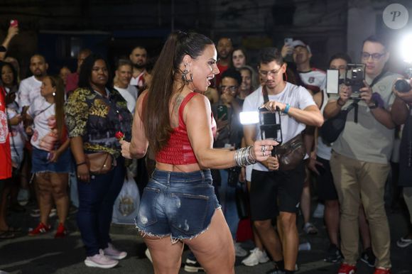 Viviane Araujo elegeu microshort jeans para o 1º ensaio de rua do Salgueiro para o carnaval 2026