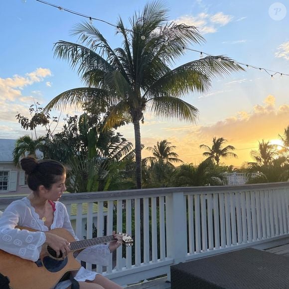 A história de amor entre Giulia Be e Conor Kennedy começou de forma virtual. Segundo informações do O Globo, os dois se conheceram enquanto ela estava no Brasil gravando um filme e ele fazia uma pós-graduação nos Estados Unidos. Após cinco meses de troca de mensagens, eles se encontraram pessoalmente, começaram a namorar em 2022 e oficializaram a união em uma cerimônia intimista em Los Angeles, em março de 2026