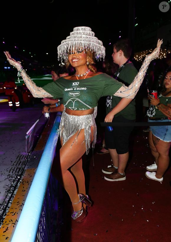 Desfile das Campeãs 2025: Gaby Amarantos investiu no prata e um chapéu extravagante para compor seu look