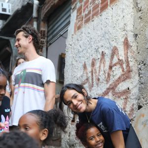 Ao lado de Shawn Mendes, Bruna Marquezine transformou o aniversário de 31 anos em uma ação social na Casa Amarela Providência, no Rio de Janeiro. A atriz distribuiu materiais para crianças, participou das atividades do projeto e afirmou que escolheu a instituição por seu trabalho em prol de causas importantes.