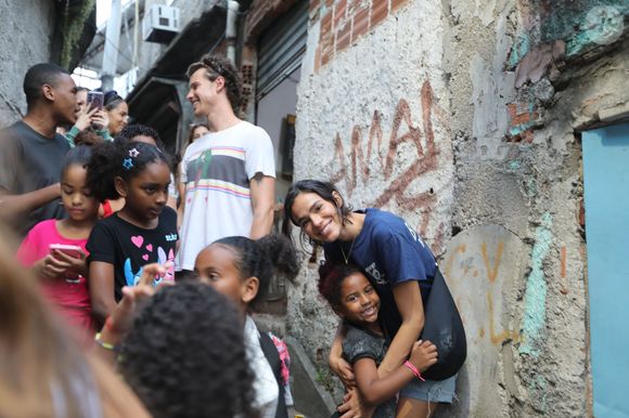 Ao lado de Shawn Mendes, Bruna Marquezine transformou o aniversário de 31 anos em uma ação social na Casa Amarela Providência, no Rio de Janeiro. A atriz distribuiu materiais para crianças, participou das atividades do projeto e afirmou que escolheu a instituição por seu trabalho em prol de causas importantes.