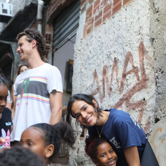 Ao lado de Shawn Mendes, Bruna Marquezine transformou o aniversário de 31 anos em uma ação social na Casa Amarela Providência, no Rio de Janeiro. A atriz distribuiu materiais para crianças, participou das atividades do projeto e afirmou que escolheu a instituição por seu trabalho em prol de causas importantes.
