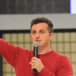 Em entrevista ao podcast Resenha com TF, em julho de 2024, Marcelo Madureira reuniu críticas à atuação de Luciano Huck na televisão e à possibilidade de o apresentador construir uma trajetória política. O humorista, conhecido por sua participação no Casseta e Planeta, questionou o carisma e a habilidade de comunicação do marido de Angélica, além de defender que uma eventual candidatura deveria ser precedida por experiência em outros cargos públicos
