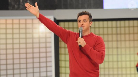 Em entrevista ao podcast Resenha com TF, em julho de 2024, Marcelo Madureira reuniu críticas à atuação de Luciano Huck na televisão e à possibilidade de o apresentador construir uma trajetória política. O humorista, conhecido por sua participação no Casseta e Planeta, questionou o carisma e a habilidade de comunicação do marido de Angélica, além de defender que uma eventual candidatura deveria ser precedida por experiência em outros cargos públicos
