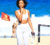 Bella Campos posa para fotográfos em praia do Rio de Janeiro