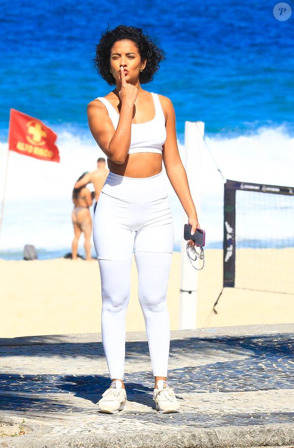 Bella Campos posa para fotográfos em praia do Rio de Janeiro