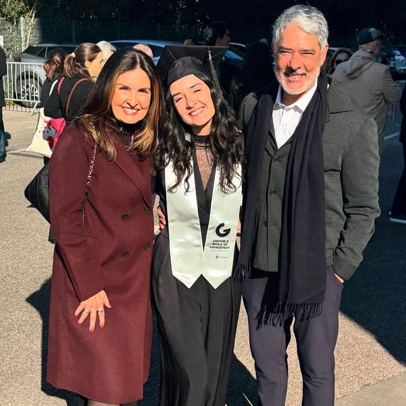Fátima Bernardes e William Bonner posaram juntinhos da herdeira e levaram a web ao delírio