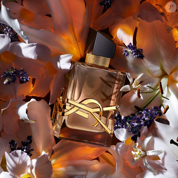 Perfume Libre Flowers & Flames, de YSL, é o novo favorito de Dua Lipa.