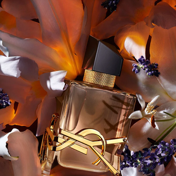 Perfume Libre Flowers & Flames, de YSL, é o novo favorito de Dua Lipa.