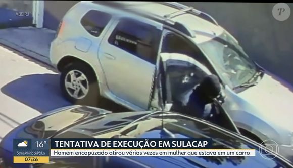Por volta das 13h, a mulher, o marido e as duas filhas se preparavam para sair de carro. No portão, a família foi surpreendida pelo atirador, vestido de preto