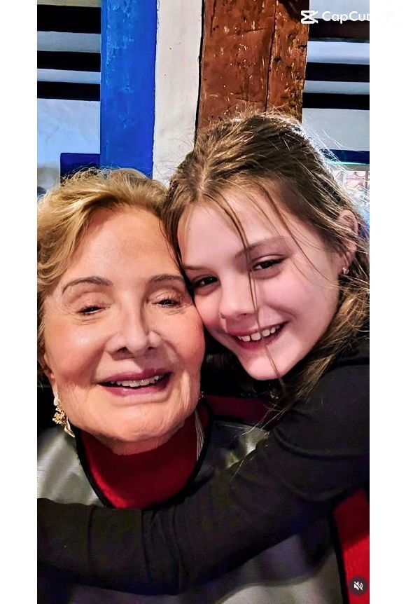 Glória Menezes ganhou o carinho da bisneta, Mariah, em sua festa de 91 anos