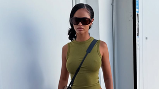 Os novos tênis Adidas cor champanhe são tão chiques e confortáveis que ficam perfeitos com looks dos casuais aos mais elegantes nesta primavera