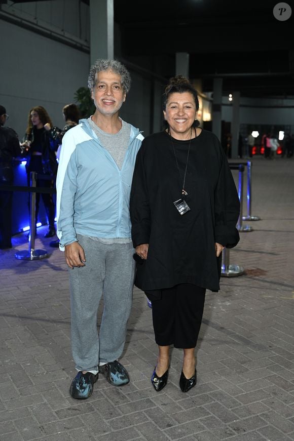 Show de Rosalía: Regina Casé elegeu look all black e foi com o marido, Estevão Ciavatta