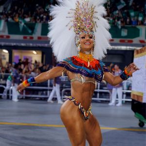 Viviane Araujo não dispensou salto alto em desfile da Mancha Verde