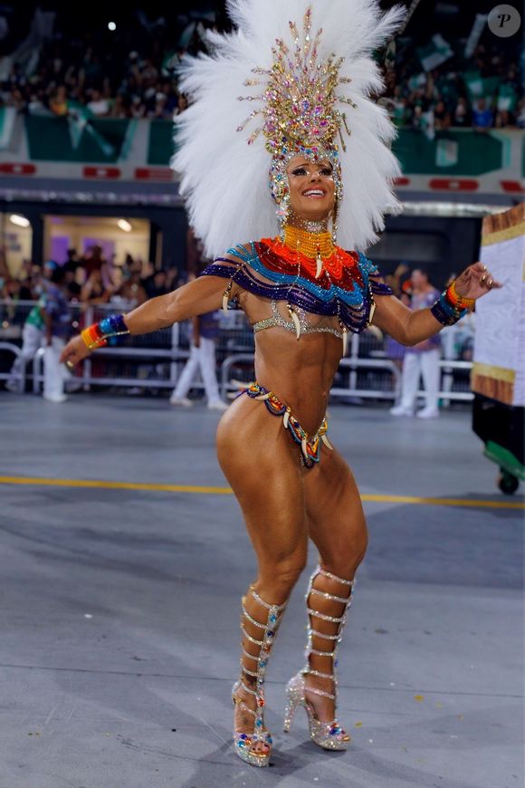 Viviane Araujo não dispensou salto alto em desfile da Mancha Verde