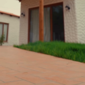 O arquiteto Gabriel Lutosa define o conceito da nova mansão de Ivete Sangalo como um ‘luxo de propósito’, que valoriza a simplicidade do interior, sem perder a elegância