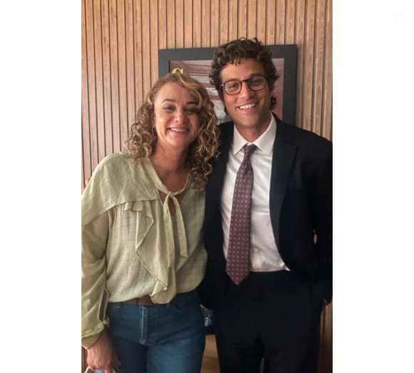 Atriz Aline Mateo ao lado de Chay Suede durante gravação da novela 'Quem ama cuida'