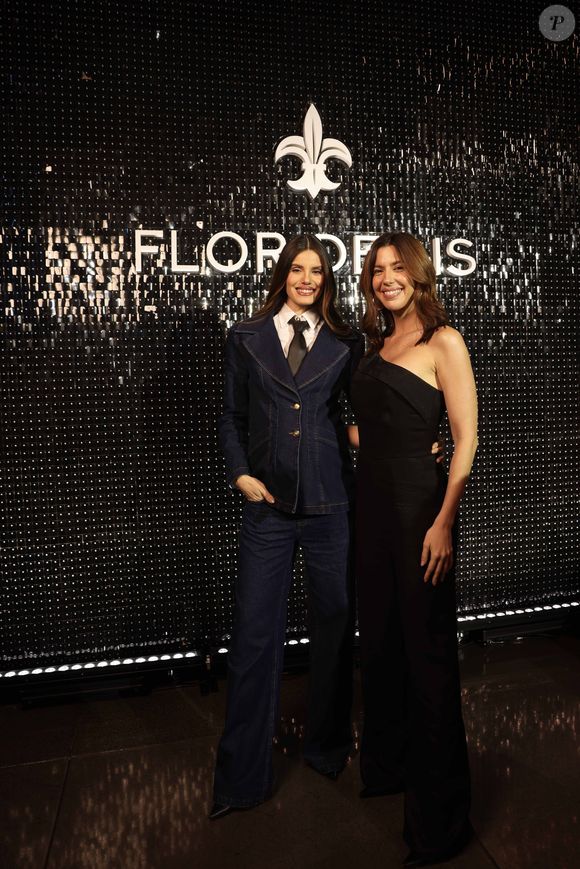 Camila Queiroz posa com a influenciadora Camila Coutinho em evento