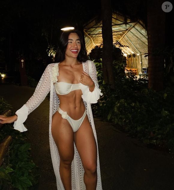 Embora não seja confirmado, Duda Freire pode ter feito uma lipo para definir ainda mais sua barriga