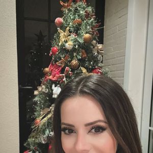 Sandy postou uma selfie de natal, sem revelar muito do look