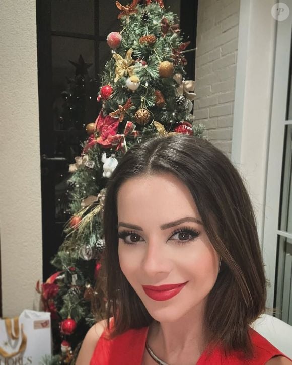 Sandy postou uma selfie de natal, sem revelar muito do look