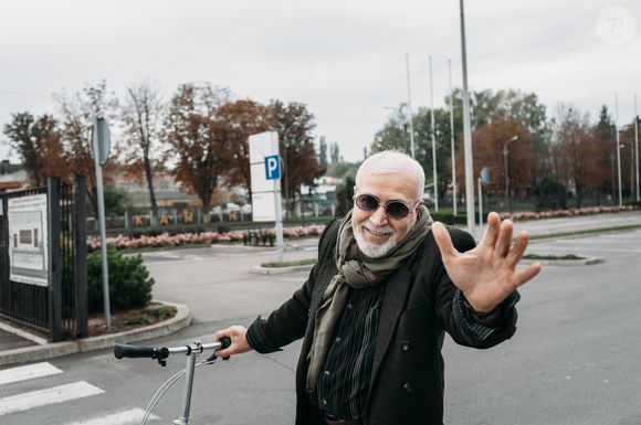 Maturidade emocional, consciência e bondade são características de quem tem por hábito acenar para motorista que lhe dá a preferência no trânsito