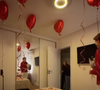João preparou um quarto com balões, velas, pétalas e fotos dos dois para oficializar o namoro com a adolescente