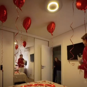 João preparou um quarto com balões, velas, pétalas e fotos dos dois para oficializar o namoro com a adolescente