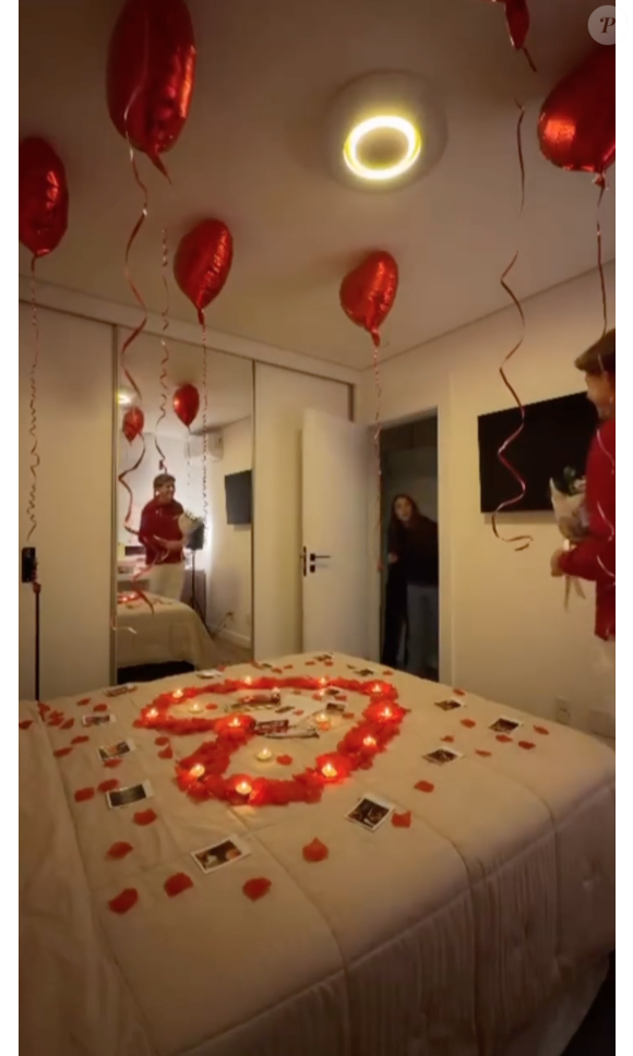 João preparou um quarto com balões, velas, pétalas e fotos dos dois para oficializar o namoro com a adolescente