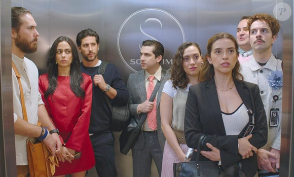 Série mexicana da Netflix aposta em romance no escritório, humor e conflitos profissionais em uma trama leve que conquistou o público brasileiro