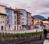 A vila de Sardéu, no município de Ribadesella, é cercada por campos, casas rurais e paisagens cársticas
