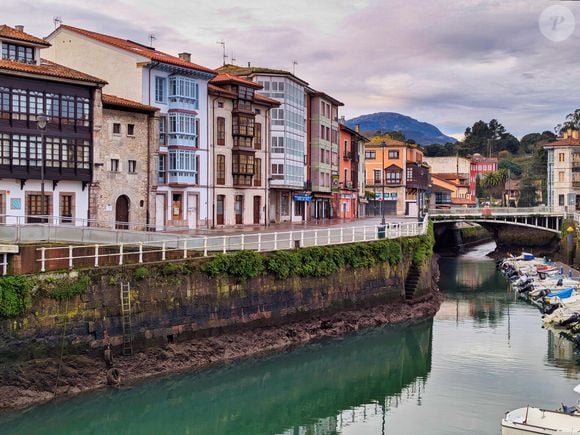 A vila de Sardéu, no município de Ribadesella, é cercada por campos, casas rurais e paisagens cársticas
