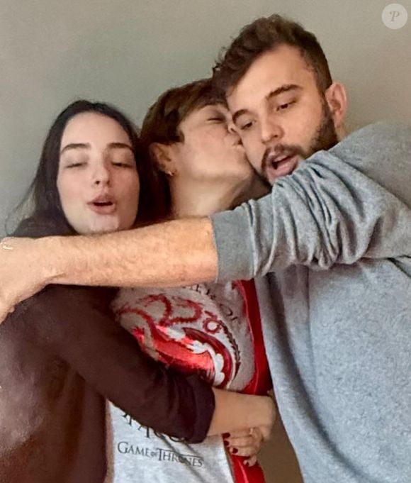18. Ao agradecer pelo aniversário, Renata Lo Prete demonstrou carinho pelo marido e pelos filhos em uma publicação nas redes sociais. 'Obrigada de todo o coração aos meus dragões, Joaquim e Antônia, e ao Melchiades pelo melhor dos aniversários. Cheia de amor pra dar, bora lá viver pra lutar mais um dia', declarou
