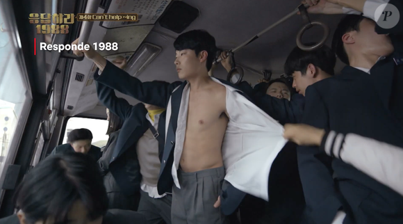 Em 'Responde 1988', um momento cotidiano vira um grande desconforto quando Deok-sun acaba tirando, sem querer, a camisa de Jung Hwan no ônibus