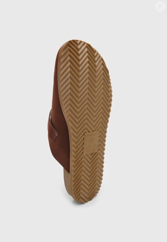 Por R$ 84,99 no Pix, o mule da Moleca reúne características práticas para a rotina: abertura traseira, calce fácil e solado emborrachado de 1 cm, além de um design que combina com diferentes produções casuais