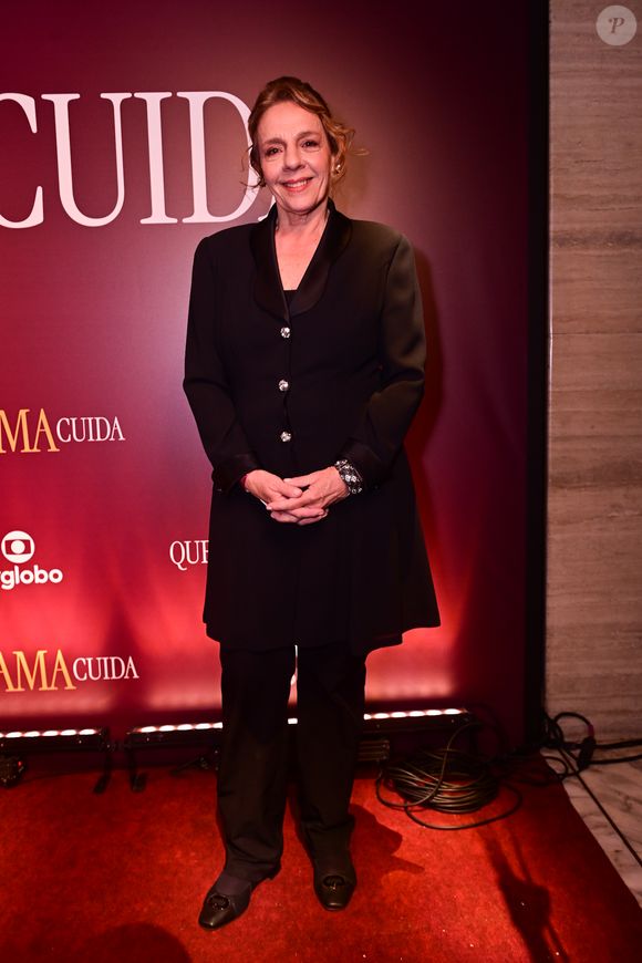 Rosi Campos: exalando sobriedade, a atriz escolheu um casaco alongado de alfaiataria preta com lapelas acetinadas, que funcionou como um vestido estruturado sobre calças retas. O visual all black foi pontuado por botões de cristal e uma pulseira robusta de pedrarias, garantindo um brilho discreto e sofisticado à produção clássica