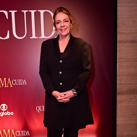 Rosi Campos: exalando sobriedade, a atriz escolheu um casaco alongado de alfaiataria preta com lapelas acetinadas, que funcionou como um vestido estruturado sobre calças retas. O visual all black foi pontuado por botões de cristal e uma pulseira robusta de pedrarias, garantindo um brilho discreto e sofisticado à produção clássica