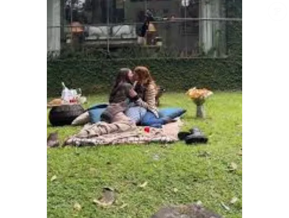 Foto de carinho de personagens de Alanis Guillen e Gabriela Medvedovski em 'Três Graças' vira alvo de polêmica