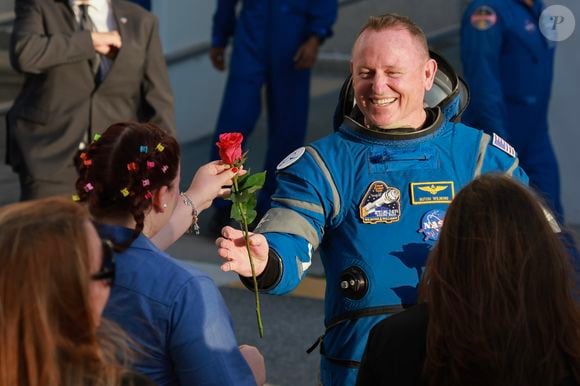 Junho de 2024: o astronauta Butch Wilmore distribuiu rosas em comemoração à primeira viagem da Butch Wilmore com tripulação