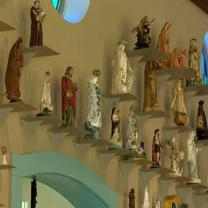 "Ganhei e faço questão de deixá-las aqui. Tem vários santinhos e até um Buda", disse Ana Maria Braga