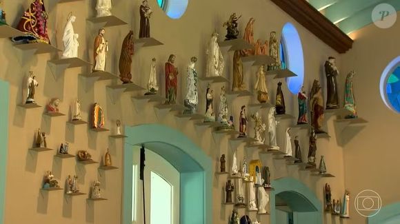"Ganhei e faço questão de deixá-las aqui. Tem vários santinhos e até um Buda", disse Ana Maria Braga